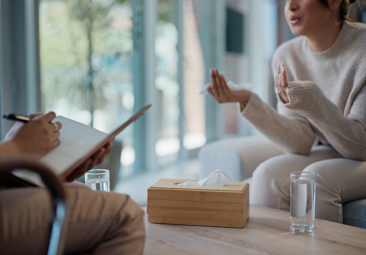 Różnice między psychiatrą a psychologiem – kto może pomóc?